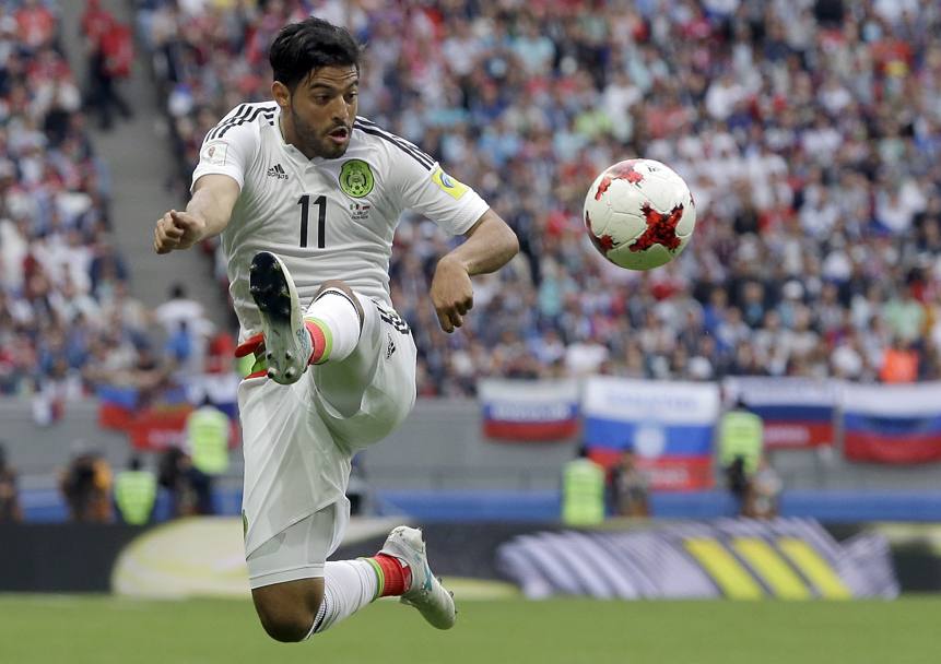 Fifa Confederation Cup Russia 2017 : il messicano carlos Vela tenta di raggiungere il pallone durante il match contro la Russia (Ap)